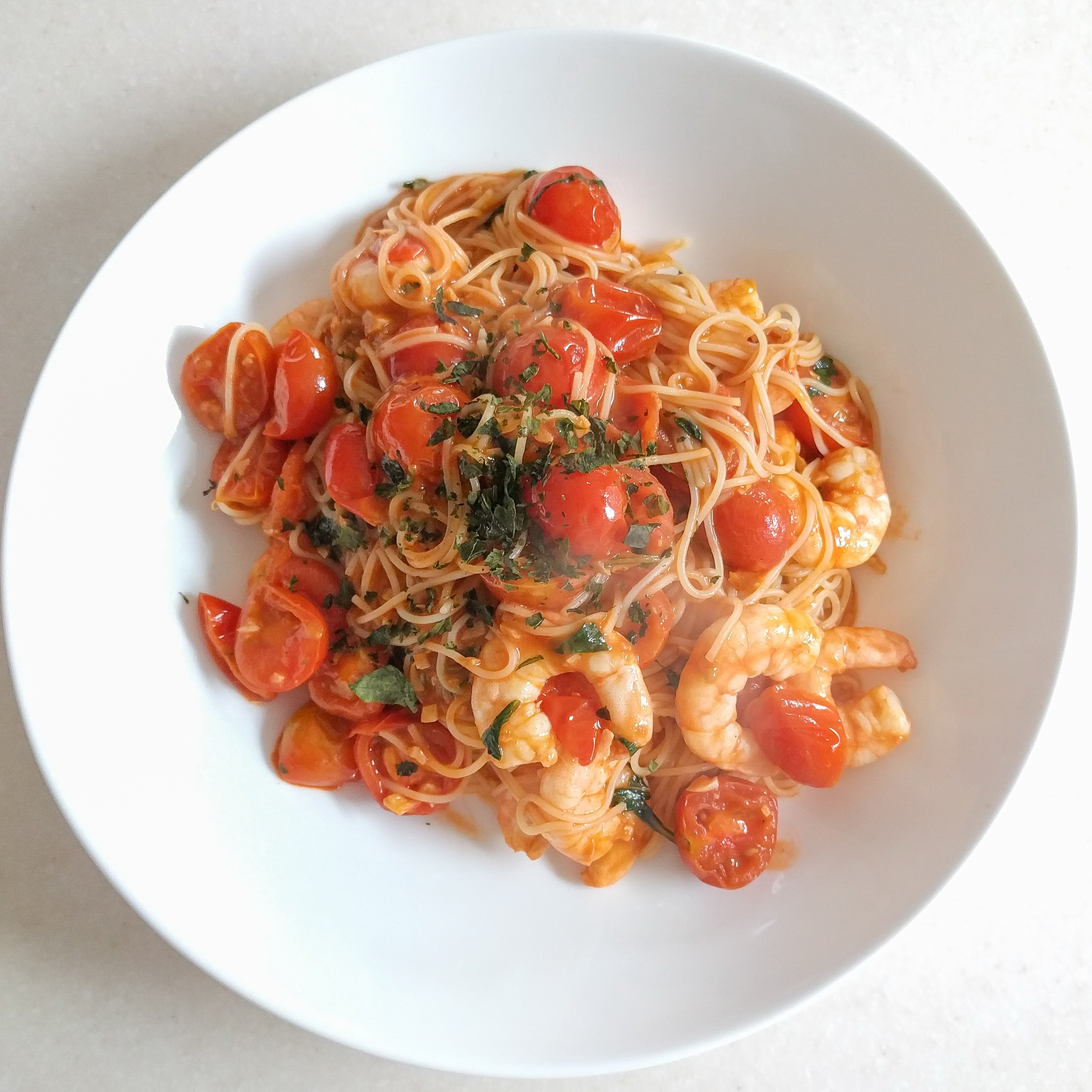 Паста с креветками, базиликом и помидорами - пошаговый рецепт с фото на эталон62.рф